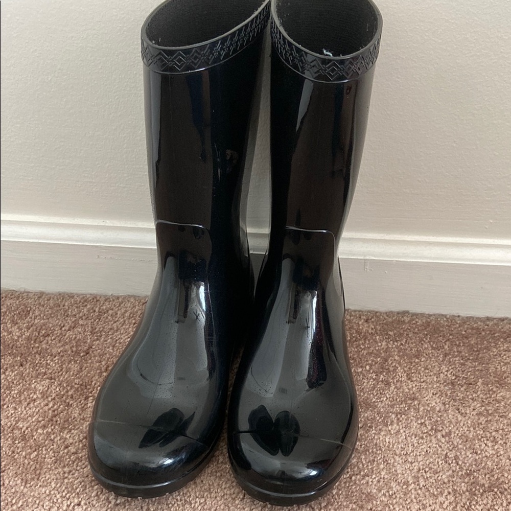 Black Ugg rain Shoes with Comfortable Fit and Stylish Design